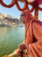 HH Swamiji and Yatri-s board 4 Bajra boats from Namo Ghat and depart for Raja Ghathi (26.03.2025)